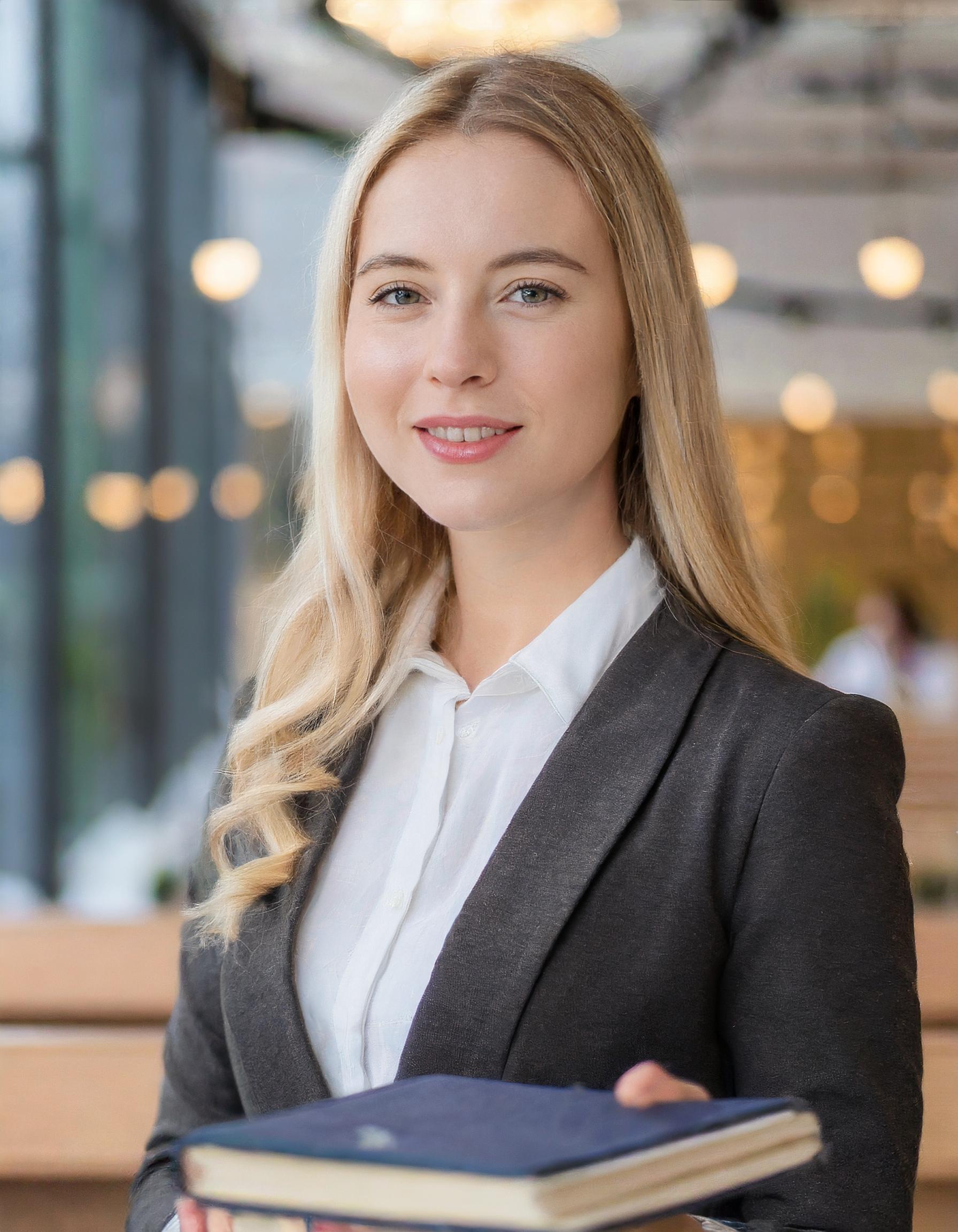 Porträt einer berufstätigen Frau in einem professionellen Umfeld