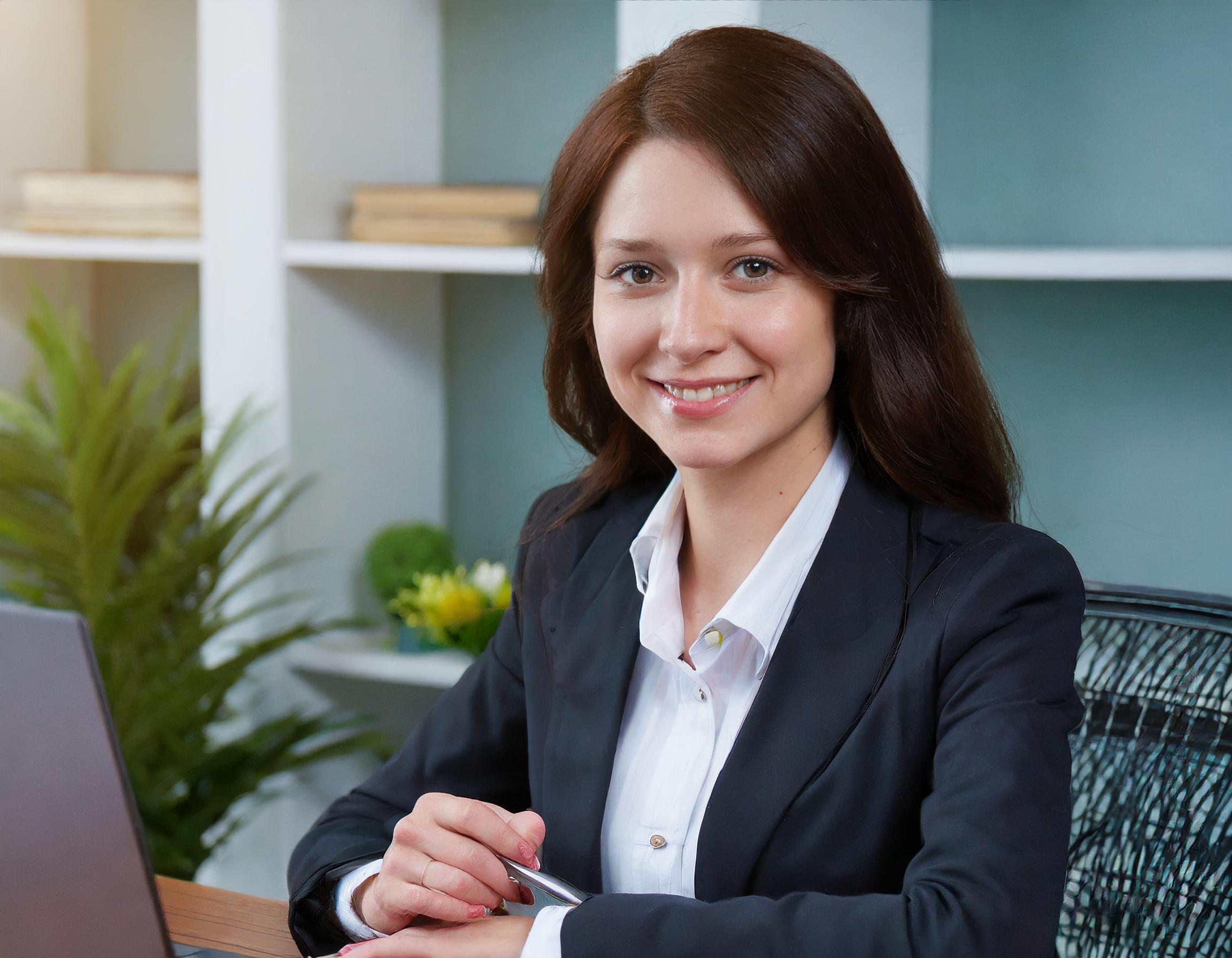Porträt einer Frau, die in einem eleganten Büro arbeitet