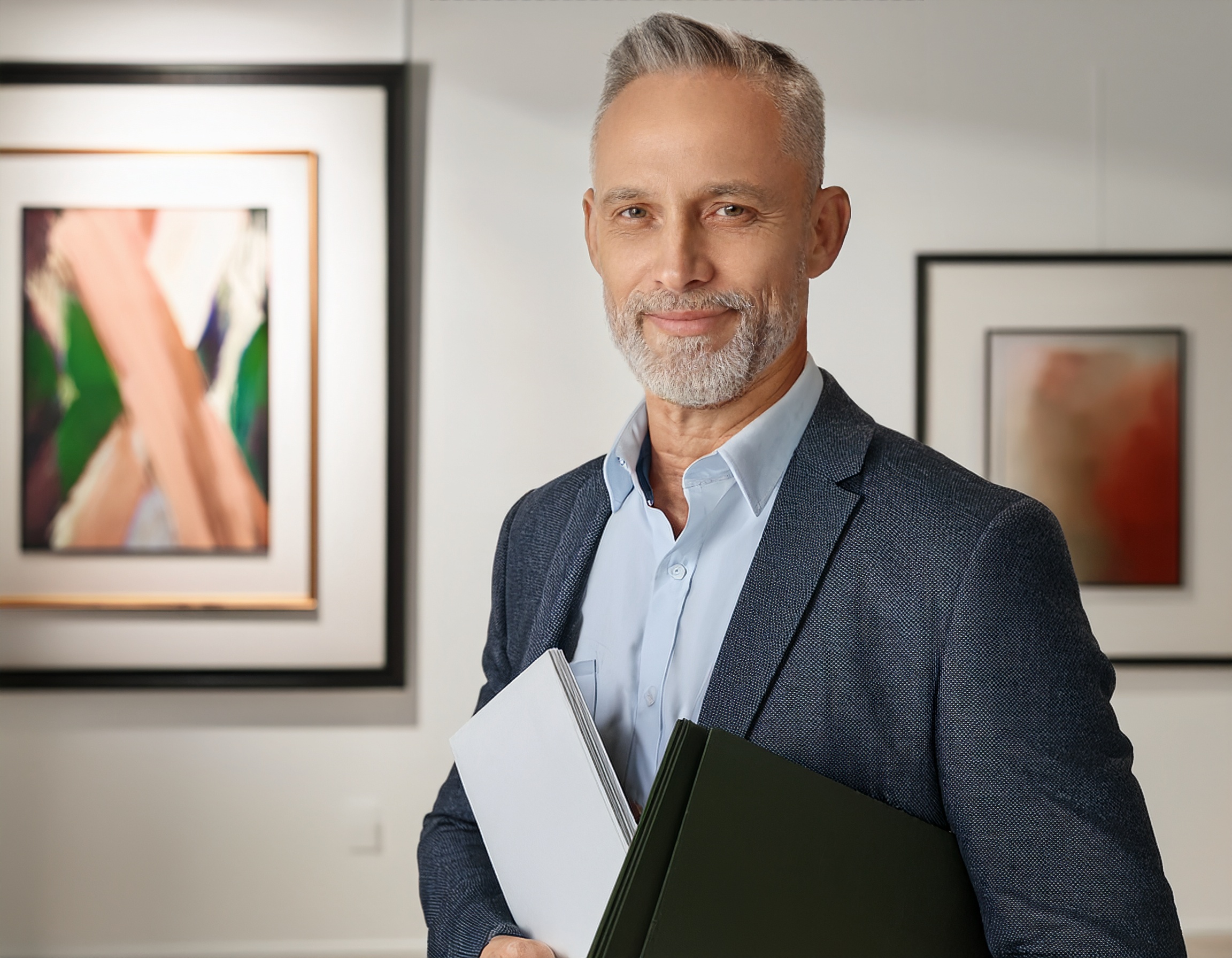 Porträt eines Mannes in einem formellen Geschäftskontext